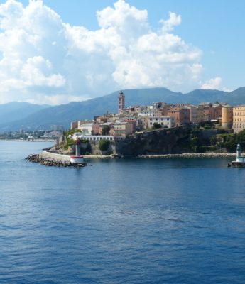 Commerces et Port à proximité
